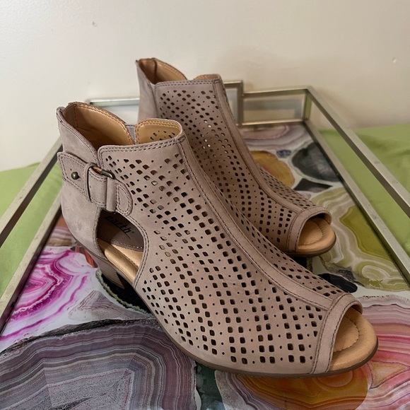 Earth Shoes - ⚡️⚡️$8 flash sale 😮👏 Earth Taupe Perforated Ankle Booties